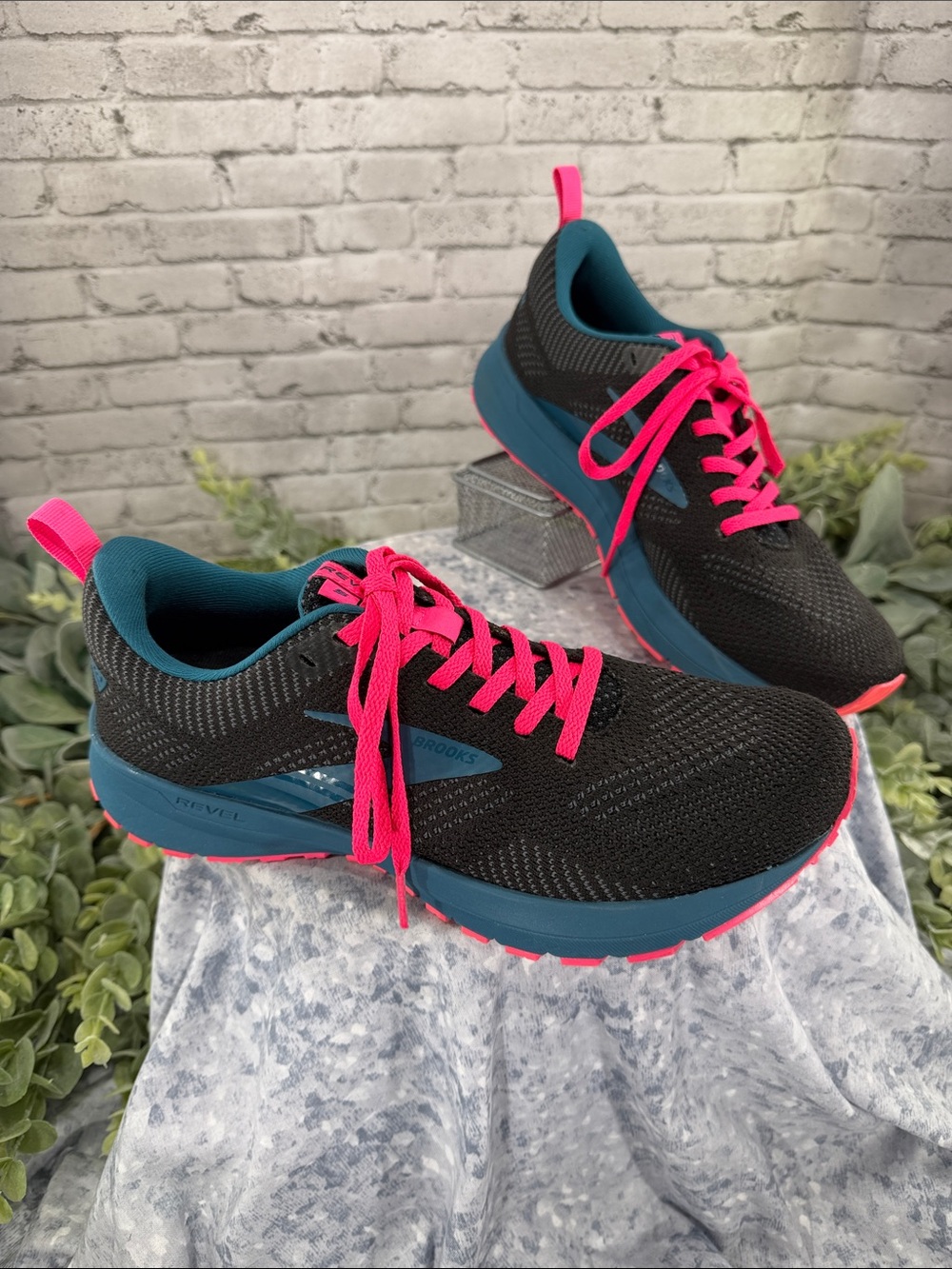 BROOKS “Revel 5” Black Blue Pink Mesh Stretch-Knit Road Runners WMS 8.5M 🩷 EUC